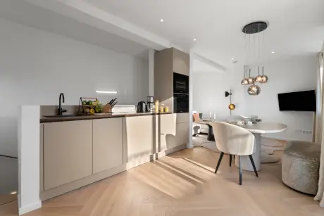 Moderne Küche und Essbereich im 12.18. Hotel Stadt Hamburg GmbH.