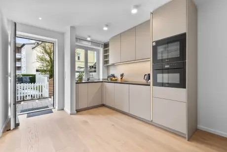 Moderne Küche mit stilvollen Schränken und Geräten im Hotel Stadt Hamburg.