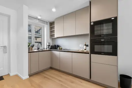 Moderne Küche mit hochwertigen Geräten und stilvollem Design im Hotel Stadt Hamburg.