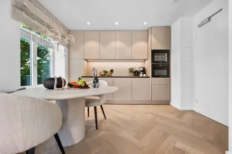 Moderne Küche mit stilvollem Design, Obst und einer Weinflasche. Ideal für urbane Gastfreundschaft.