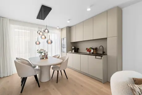 Moderne Küche mit Esstisch und stilvollen Leuchten im Hotel Stadt Hamburg.