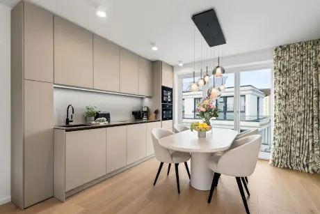 Moderne Küche mit eleganten Möbeln und frischen Blumen im 12.18. Hotel Stadt Hamburg GmbH.