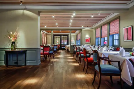 Elegantes Restaurant mit gedeckten Tischen und stilvollen Dekorationen.
