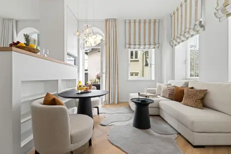 Modernes Hotelzimmer mit stilvollem Sofa, Tisch und natürlichem Licht in Westerland/Sylt.