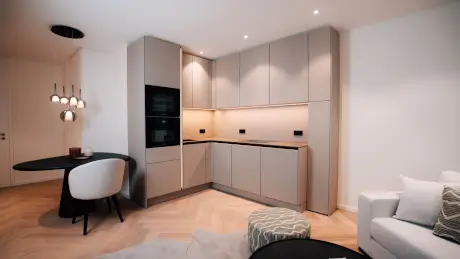 Moderne Küchenecke im Hotel Stadt Hamburg mit eleganter Schrankwand und Essbereich.