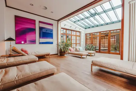 Gemütlicher Lounge-Bereich im Hotel Stadt Hamburg mit Pflanzen und moderner Kunst.