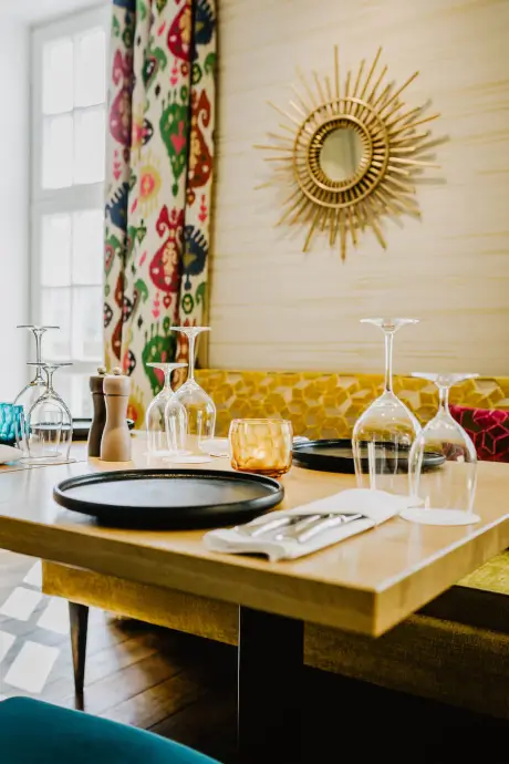 Eingedeckte Tafel im Restaurant des 12.18. Hotel Stadt Hamburg, mit dekorativen Elementen.