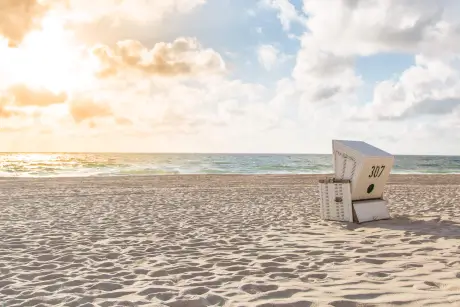 Strandkorb 307 an einem sonnigen Abend am Strand von Sylt.