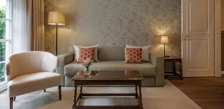 Eleganter Wohnbereich im 12.18. Hotel Stadt Hamburg mit Sofa, Sessel und Couchtisch.