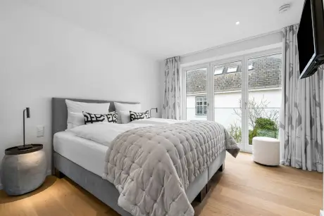 Zweibettzimmer im Hotel Stadt Hamburg mit modernem Design und natürlichem Licht.