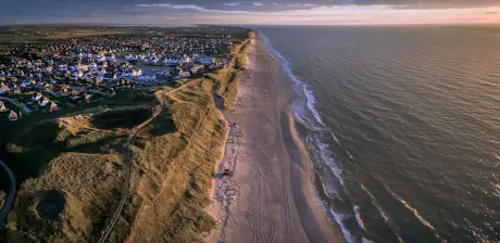 Luftbild des Strandes und des Meeres nahe Kampen, Sylt.