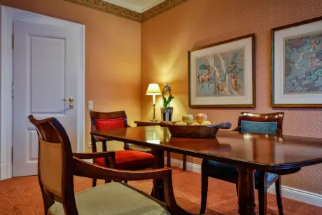 Biedermeier-Zimmer mit Tisch, Stühlen und stilvollen Dekoren im Hotel Stadt Hamburg.