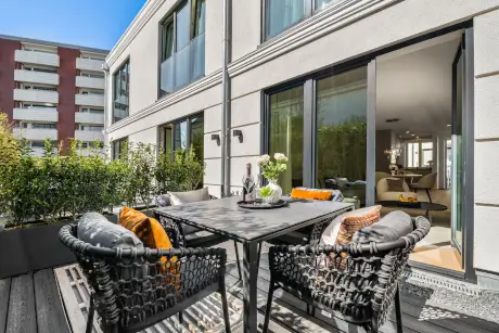 Moderne Terrasse mit stilvollen Möbeln und Grünpflanzen im Hotel Stadt Hamburg in Westerland.