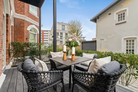 Charmante Terrasse des Hotels Stadt Hamburg mit stilvollen Sitzgelegenheiten und floraler Dekoration.