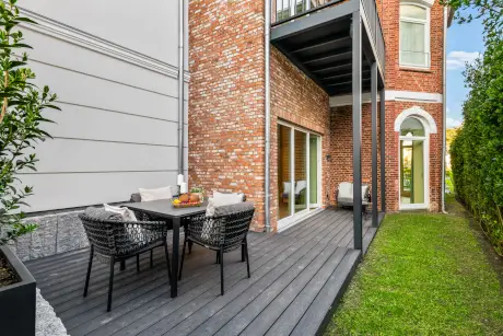 Gemütliche Terrasse im Hotel Stadt Hamburg mit stilvollen Möbeln und üppigem Grün.