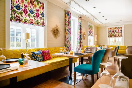 Buntes Restaurant-Interieur im Hotel Stadt Hamburg, Westerland auf Sylt.