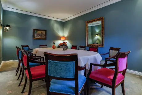 Gemütliches Biedermeier-Zimmer mit Tisch und Stühlen, ideal für Veranstaltungen in Westerland.