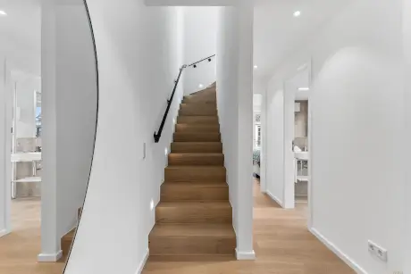 Moderne Treppe im Hotel Stadt Hamburg aus lichtdurchfluteten Innenräumen.