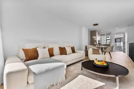 Modernes Wohnzimmer mit Sofa, Couchtisch und dekorativem Stuhl.