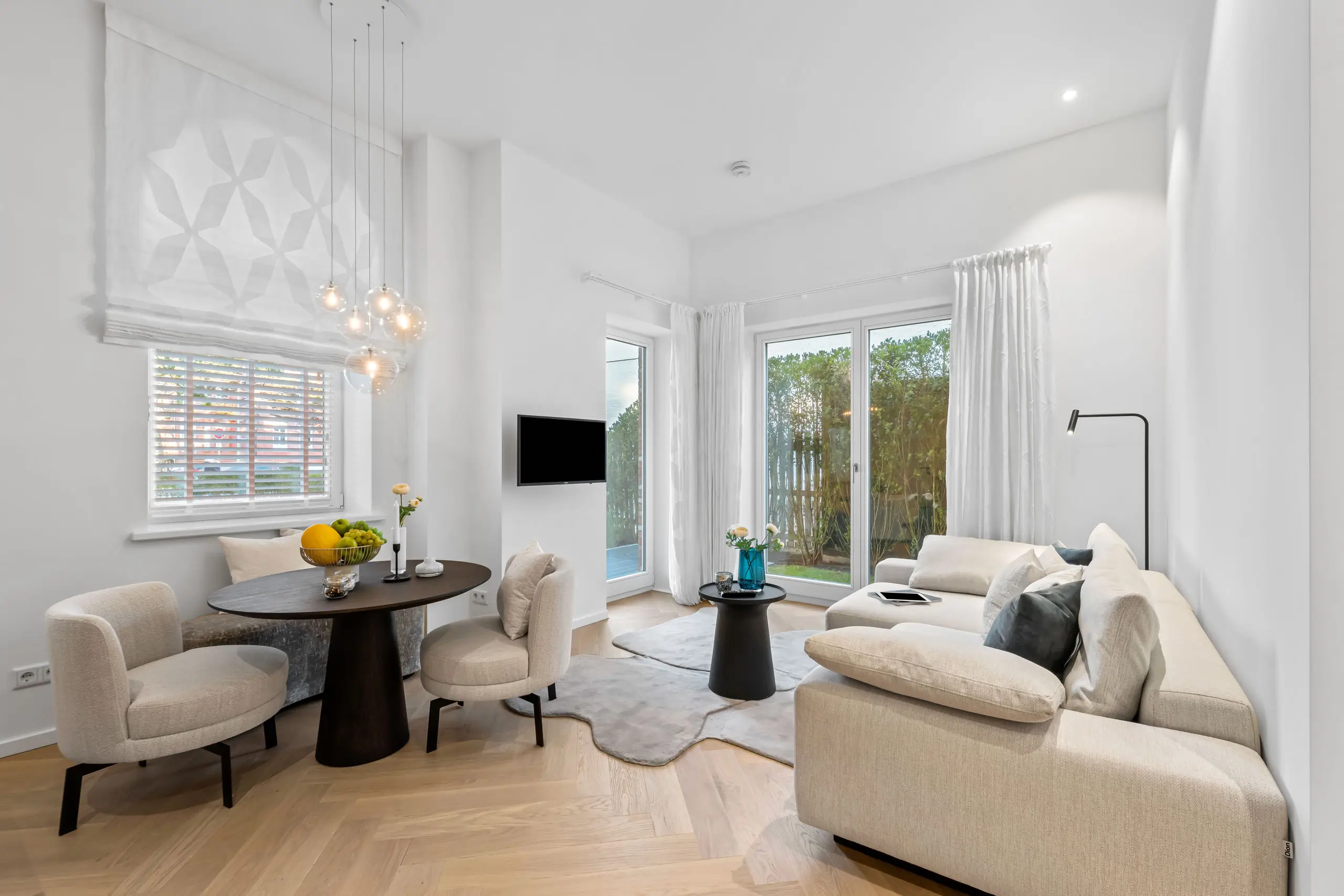 Moderne Wohnräume mit Sofa, Esstisch und hellen Fenstern im Hotel Stadt Hamburg.