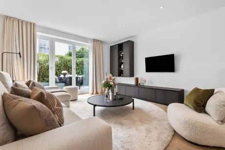 Gemütliches Hotelzimmer mit Sofa, Fernseher und Pflanzen, ideal für Gäste im Hotel Stadt Hamburg.