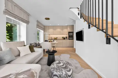 Moderne Wohnküche mit Sofa und Treppe im Hotel Stadt Hamburg.