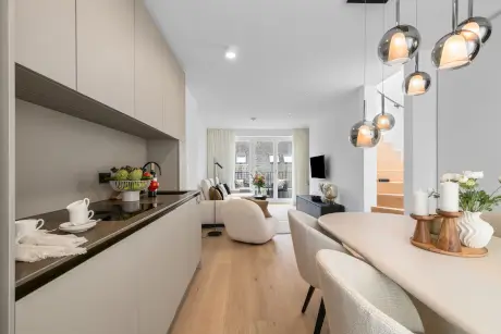 Moderne Apartmentküche mit stilvollem Wohnbereich, ideal für Entspannung.