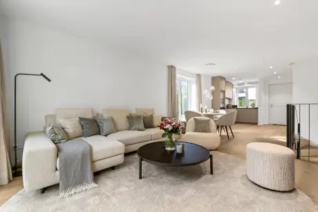 Moderne Hotellounge mit Sofa, Tisch und Essbereich in Westerland auf Sylt.