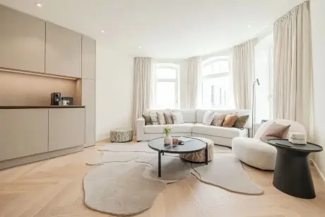 Elegante Hotelzimmer mit modernem Sofa, Tisch und Teppich im Hotel Stadt Hamburg GmbH.