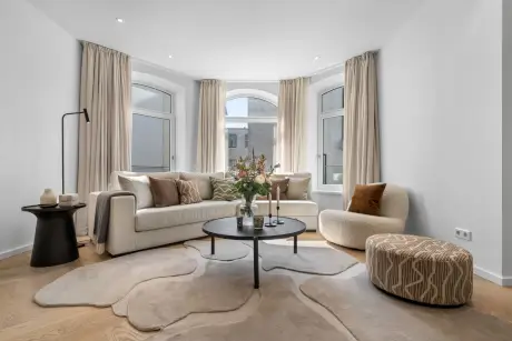 Eleganter Wohnraum im 12.18 Hotel Stadt Hamburg mit modernem Sofa und stilvollem Dekor.