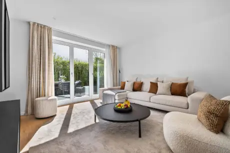 Luxuriöse Hotelzimmer mit modernem Design: Sofa, Couchtisch und große Fenster.