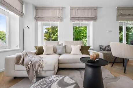 Luxuriöses Hotelzimmer mit modernem Sofa und stilvollem Design in Westerland.