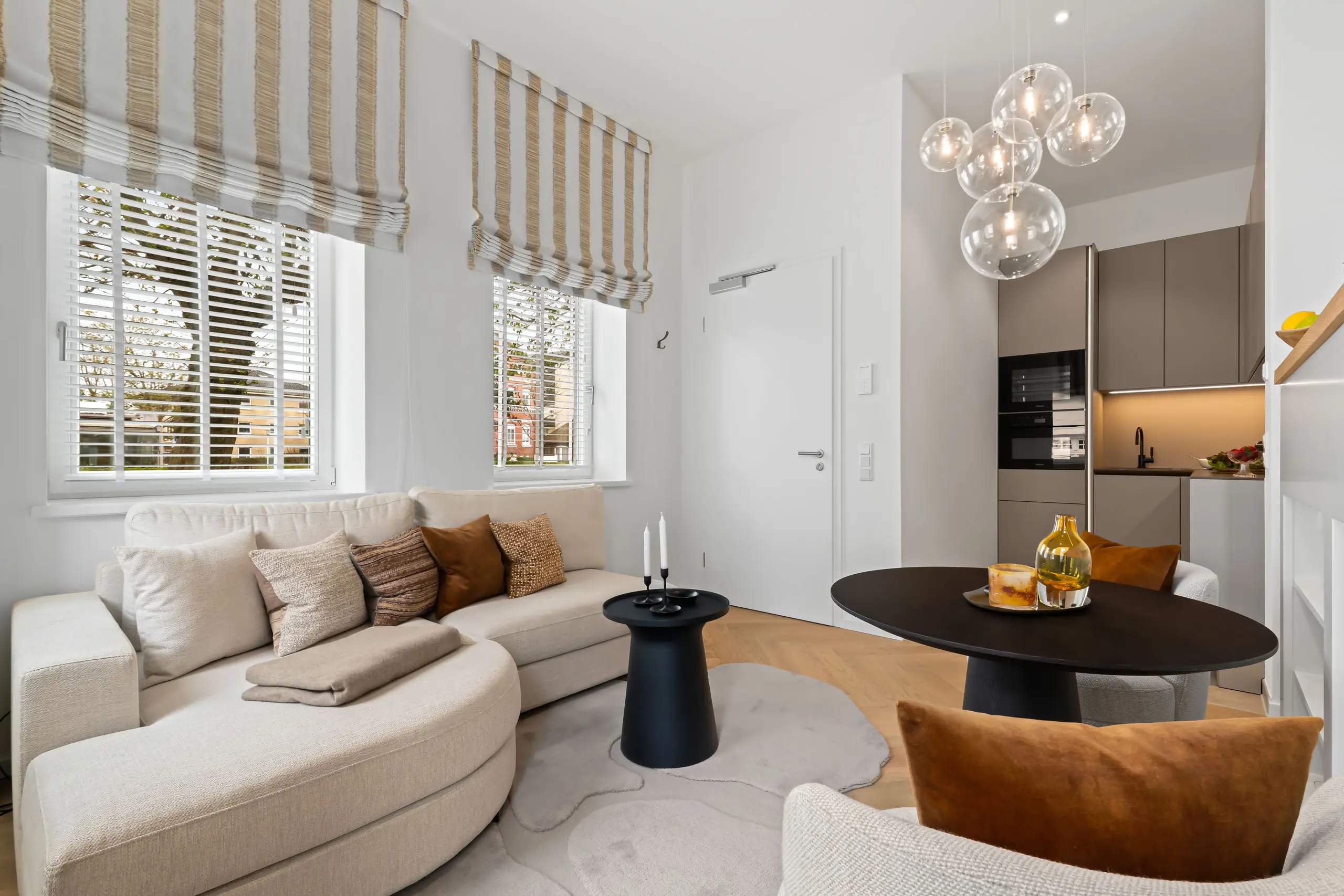 Moderne Hotelzimmer mit Sofa, Tisch und ansprechender Beleuchtung in Westerland, Sylt.