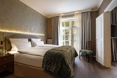 Elegantes Zimmer im Hotel Stadt Hamburg mit komfortablem Bett und natürlichem Licht.